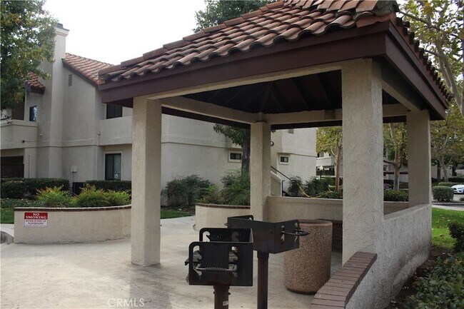 Building Photo - 8313 Vineyard Ave