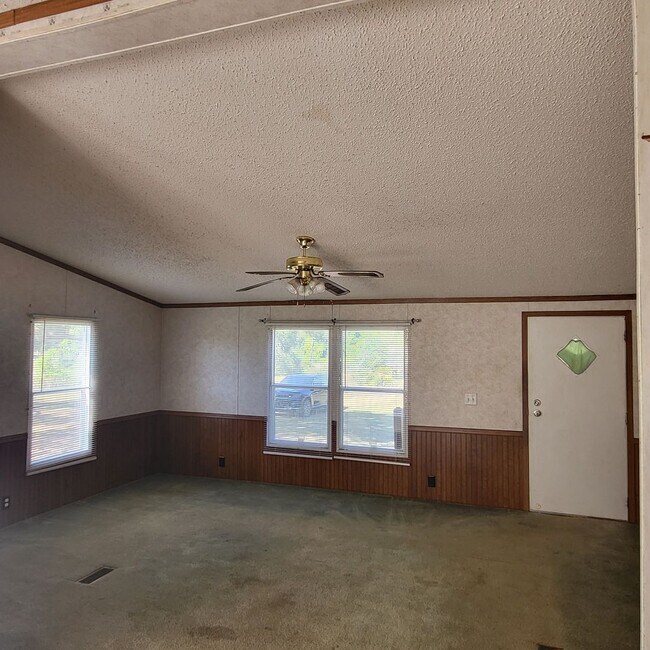 Building Photo - 710 Blue Bird Dr