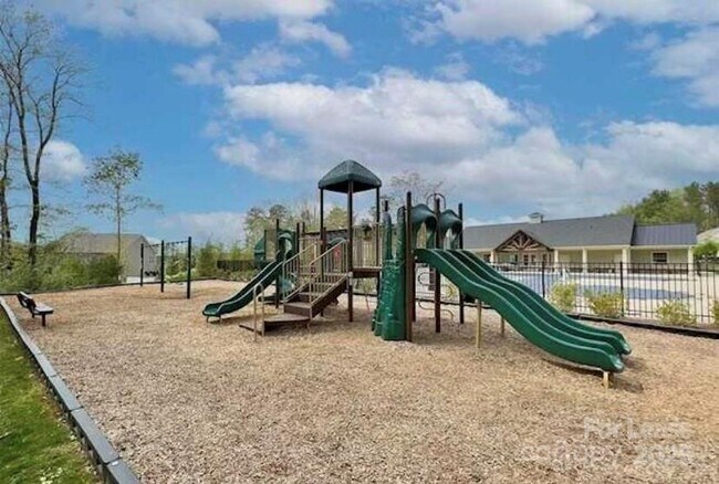 Building Photo - 596 Altamonte Dr