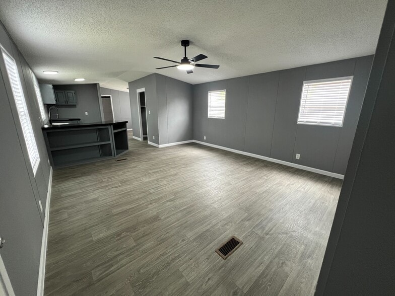 Building Photo - 750 Silent Valley Rd