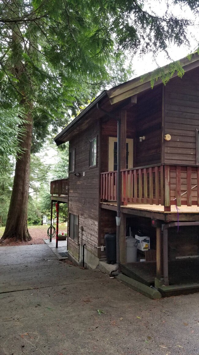 Building Photo - 1881 Cliff Rd