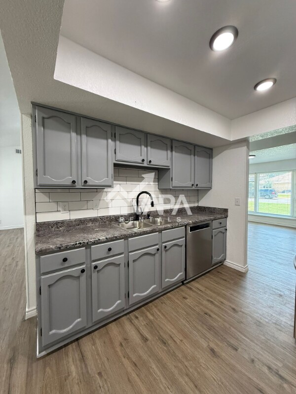 Building Photo - 9650 Chelmsford Dr