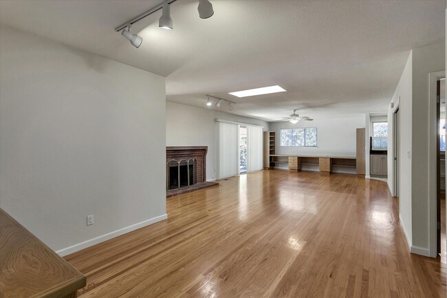 Building Photo - Tons of Space l Great Schools l Prime Sili...