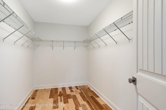 Building Photo - 402 6th Ave