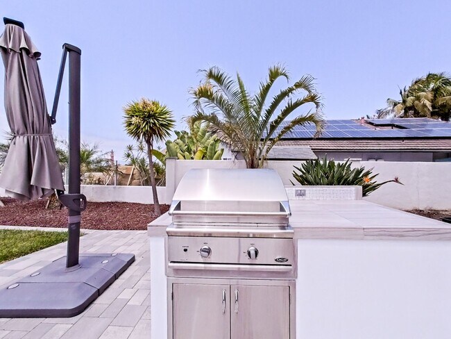 Building Photo - Spectacular 4 bedroom family home with oce...