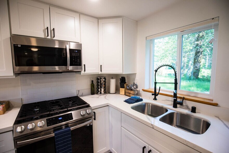Building Photo - 231 Paradise Dr