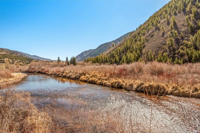 Building Photo - 106 Castle View Dr