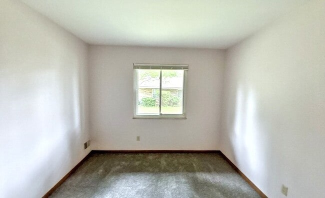 Building Photo - 2324 Woodbrook Cir N
