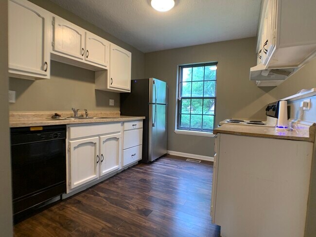 Building Photo - Cute Ranch in Lawrence with a Deck!
