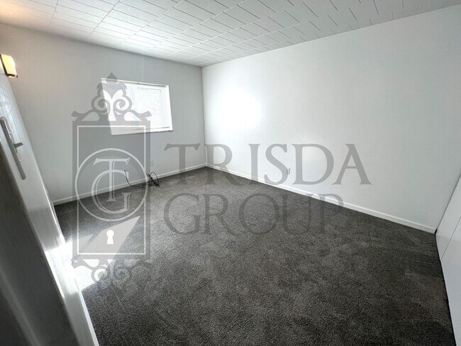 Building Photo - Move In Ready! North Hills School District-2 BR/1BA, Central AC, LVP Floors, Upgraded Kitchen, Ba...