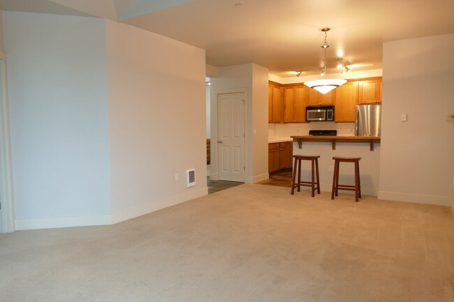 Building Photo - Spacious 1 Bedroom + Office in Desirable G...