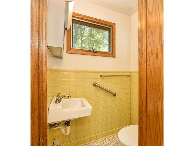Building Photo - 565 Transit Ave