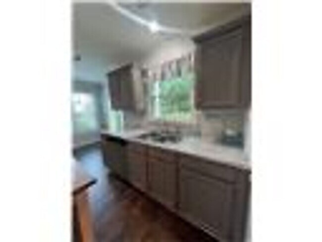 Building Photo - Beautiful Single-Family 3BR Cozy Home