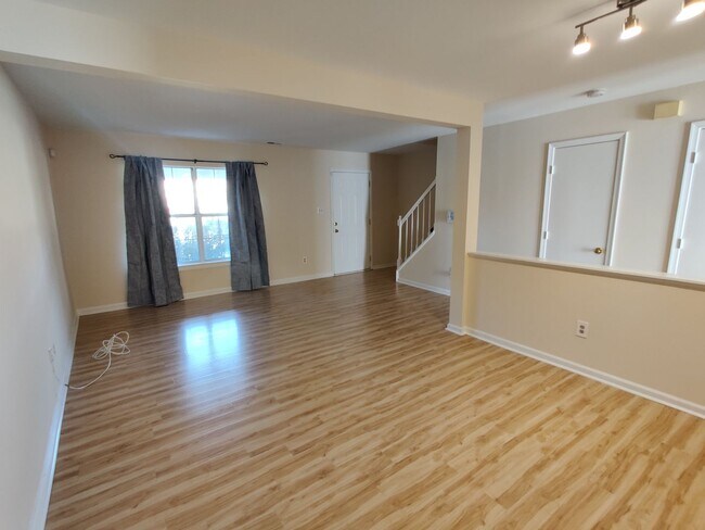 Building Photo - Newer 3 bedroom home