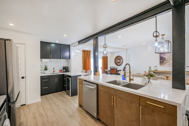 Building Photo - 5021 Libbey Dr