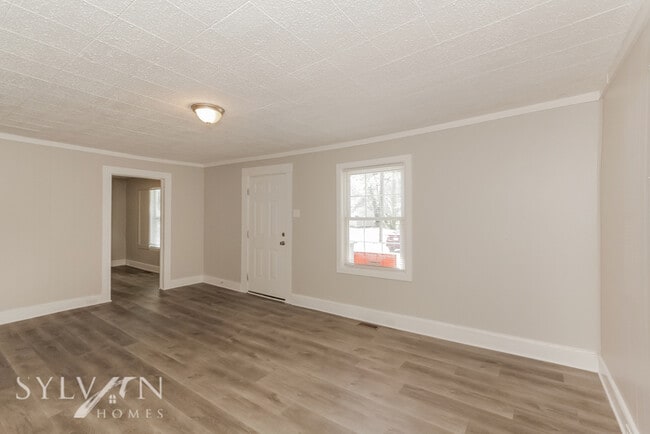 Building Photo - Cute, cozy and comfortable