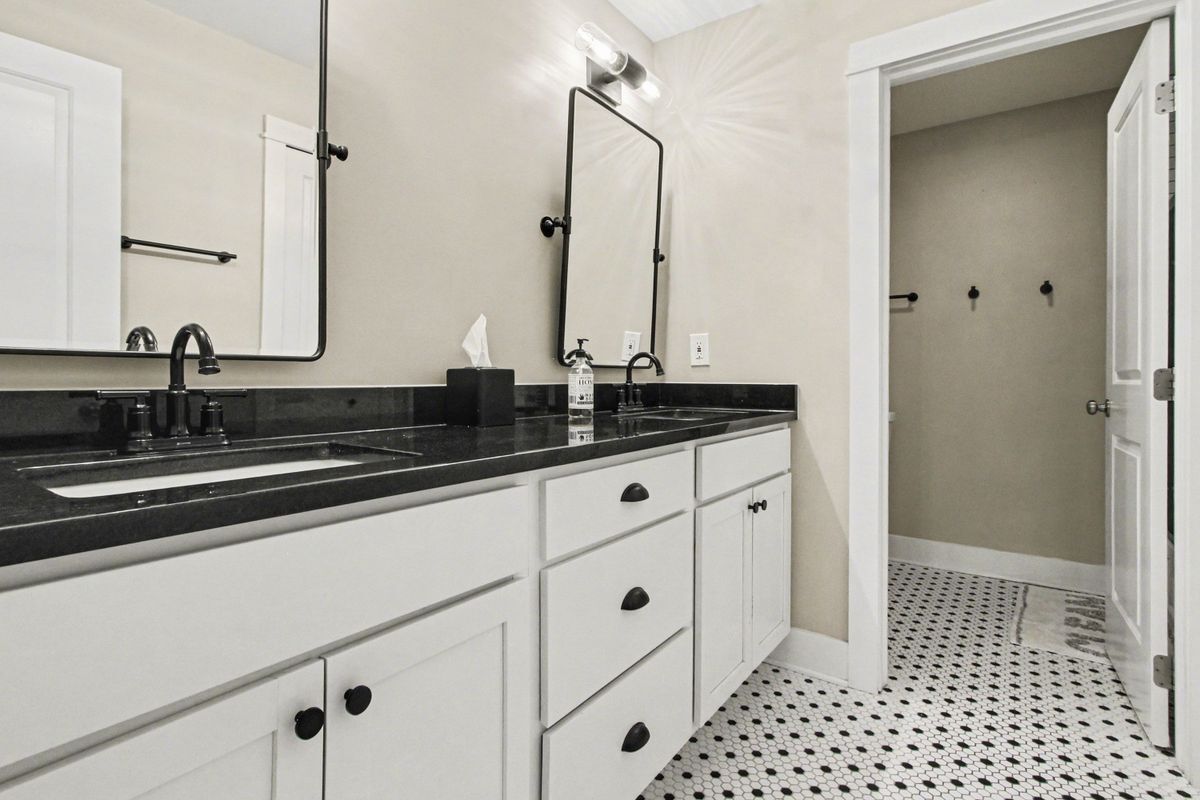 Building Photo - 3906 Hillside Dr