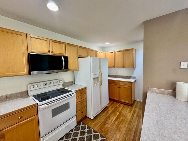 Building Photo - Bothell Townhouse
