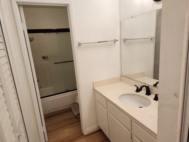 Building Photo - 8712 Endsleigh Ave