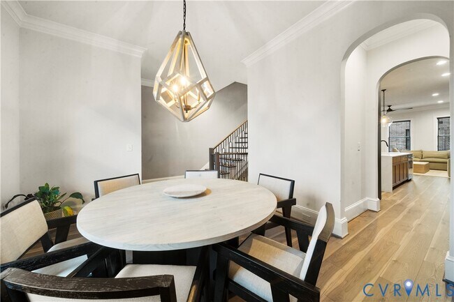 Building Photo - 441 W 7th St