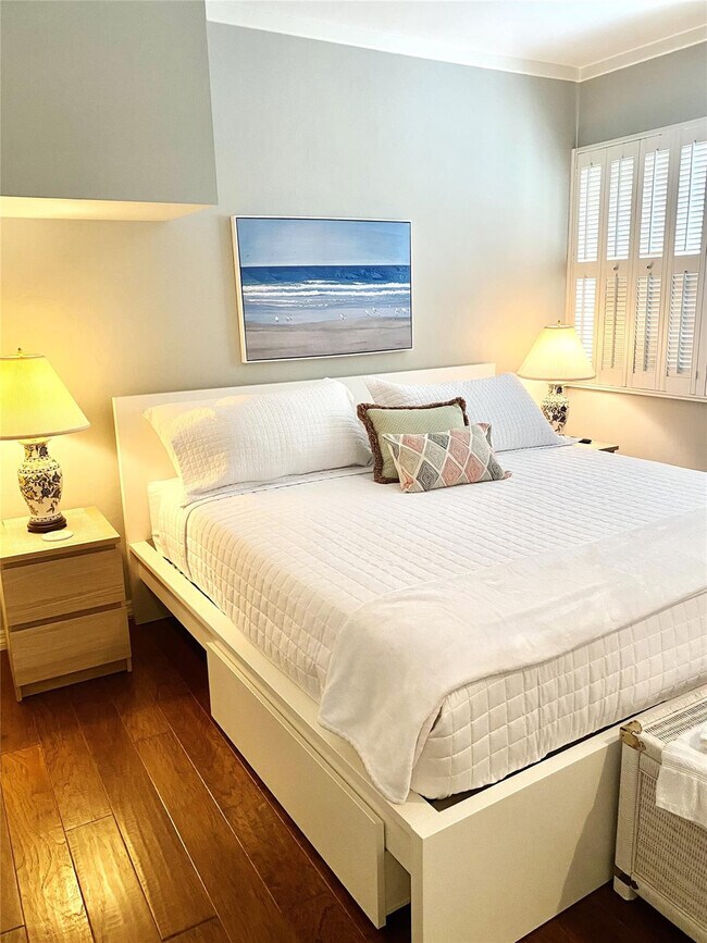 Building Photo - 1612 E Lake Dr