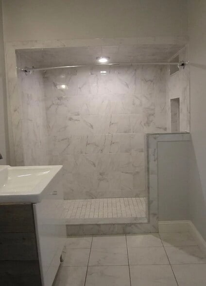 Building Photo - 573 Shirley St