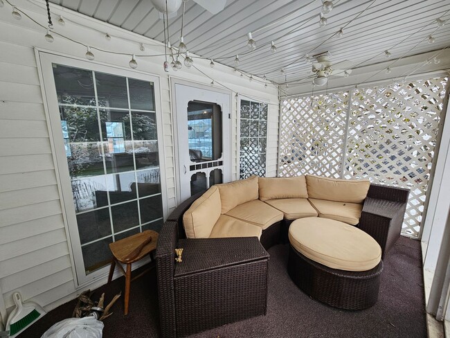 Building Photo - Beautiful Home in the Valley