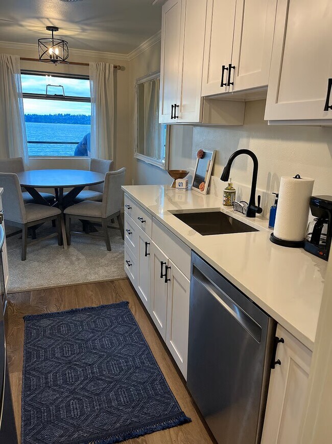 Building Photo - 425 Lake St S