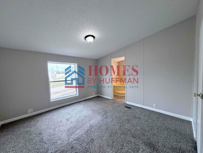 Building Photo - Three Bedroom | Two Bath House