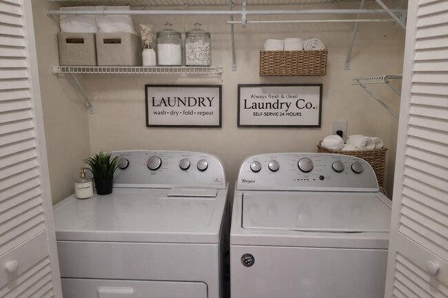 Building Photo - Beautiful Remodeled 1/1 Condo x Rent @ Winter Park in front of Full Sail.