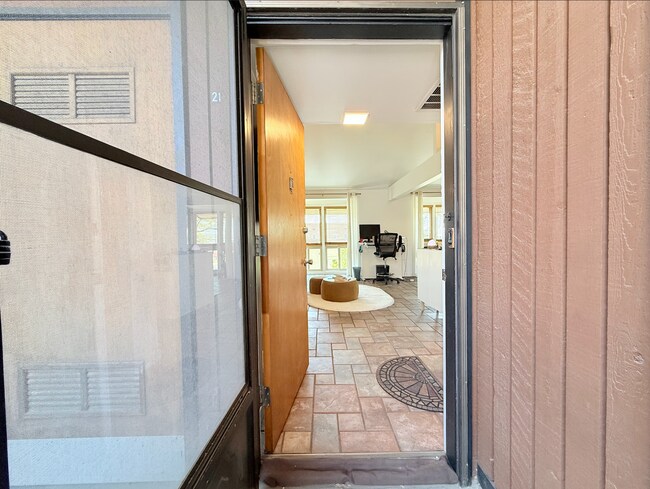 Building Photo - Beautiful One-Bedroom Condo near the Heart of Downtown SLC!