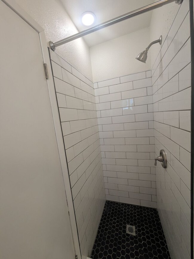 Building Photo - $$$$$$500 MOVE IN BONUS!!!!Freshly Remodel...