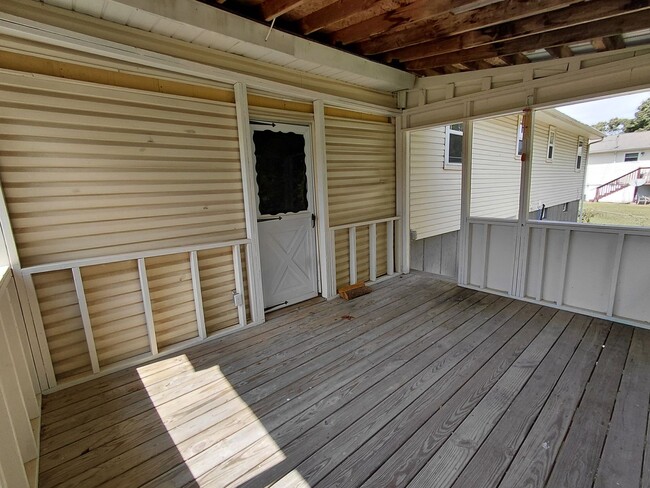 Building Photo - Home close To FLW