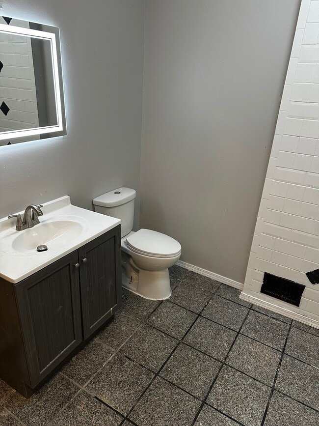 Building Photo - 435 S Poplar Ave