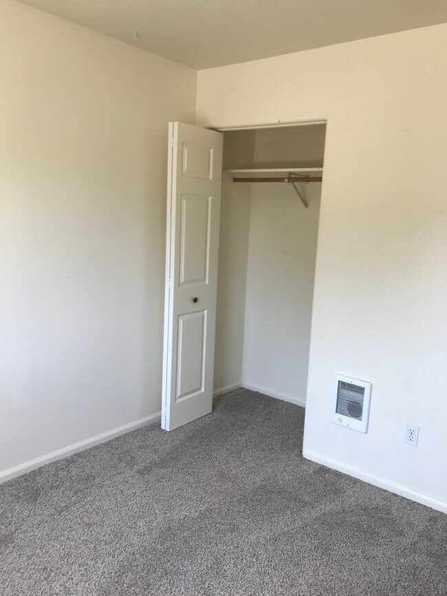 Building Photo - (SAM 15) 3 bedroom and 1.5 Bathroom duplex