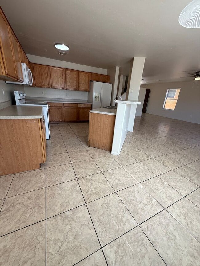 Building Photo - House For Rent