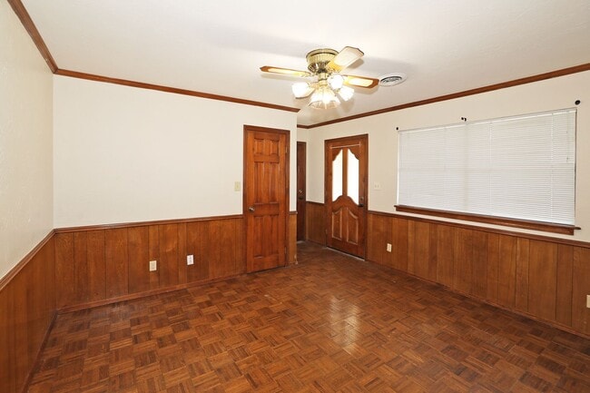 Building Photo - Spacious Canyon Home