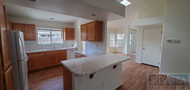 Building Photo - 2 Bedroom Santa Maria home available!