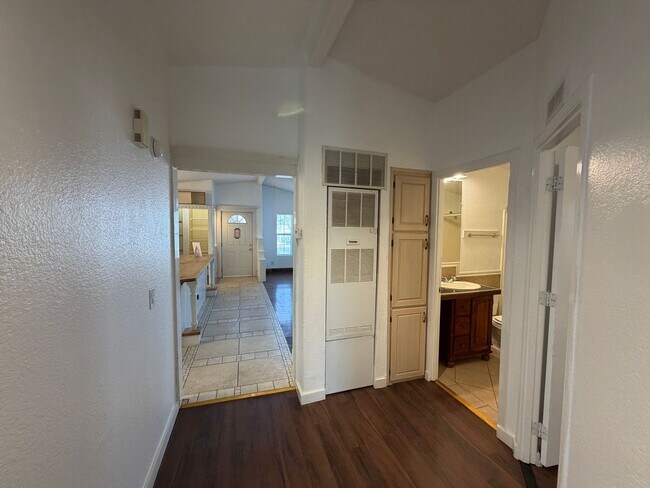 Building Photo - 3 Bedroom Single Story Home Available Near Unser Blvd SW & Bridge Blvd SW!