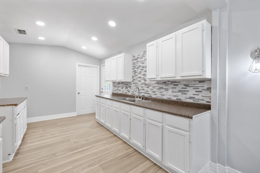 Building Photo - 1206 E Samano St