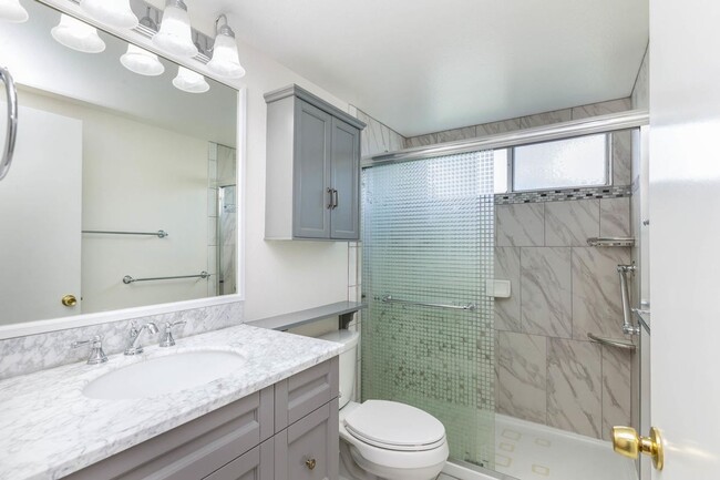 Building Photo - Upgraded and furnished 3 bedroom, 2 bath e...