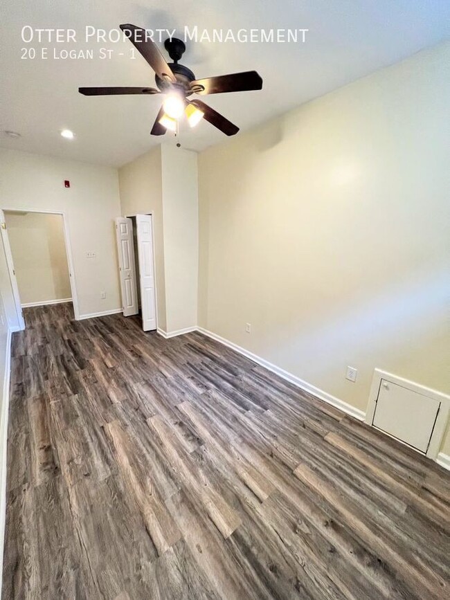 Building Photo - Large 2BR/1BA Apartment with Dedicated Par...