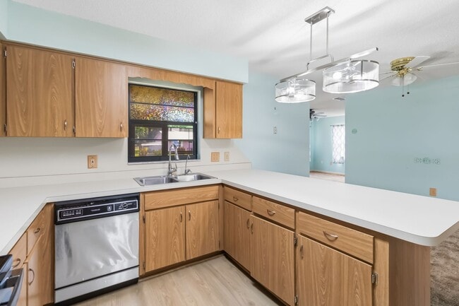 Building Photo - Charming 2/2 Spacious Home with/ 1 Car Garage in St. Cloud Close to the Lakefront Park