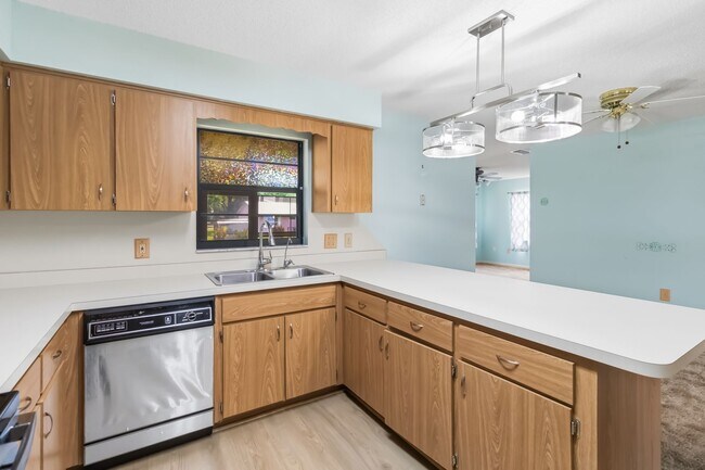 Building Photo - PENDING APPLICATION-Charming 2/2 Spacious Home with/ 1 Car Garage in St. Cloud Close to the Lakef...