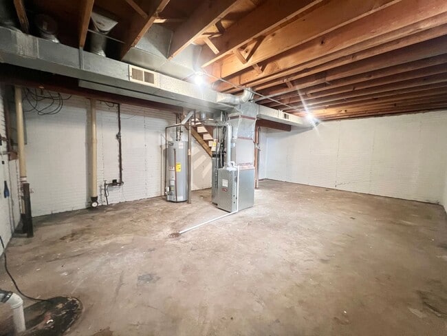 Building Photo - 2 Bedroom Duplex in Davenport