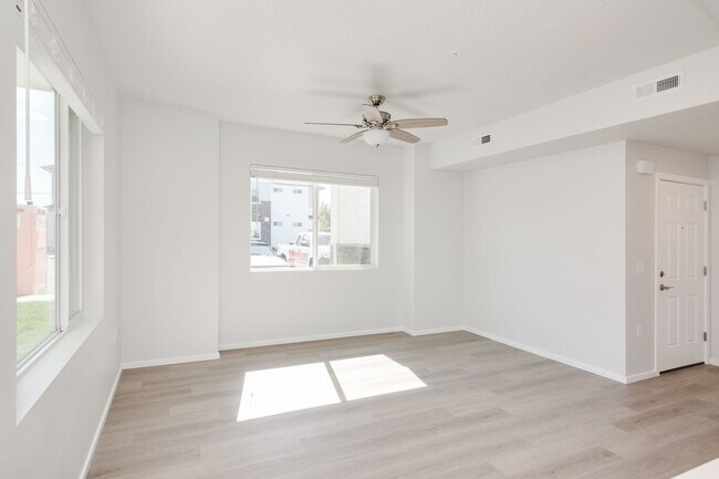 Building Photo - Stunning 1 Bedroom.