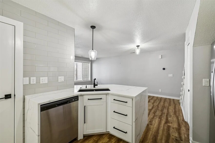 Building Photo - 811 Burr Oaks Dr