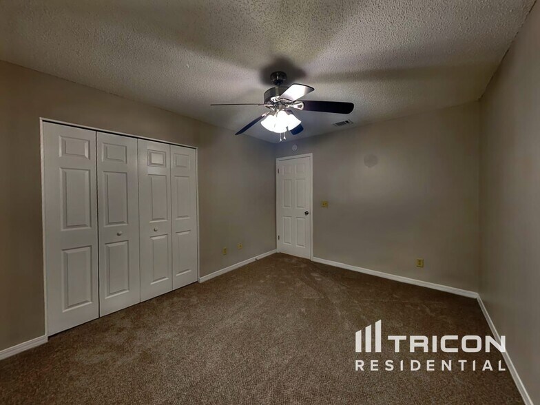 Building Photo - 3251 Deerfield Pointe Dr