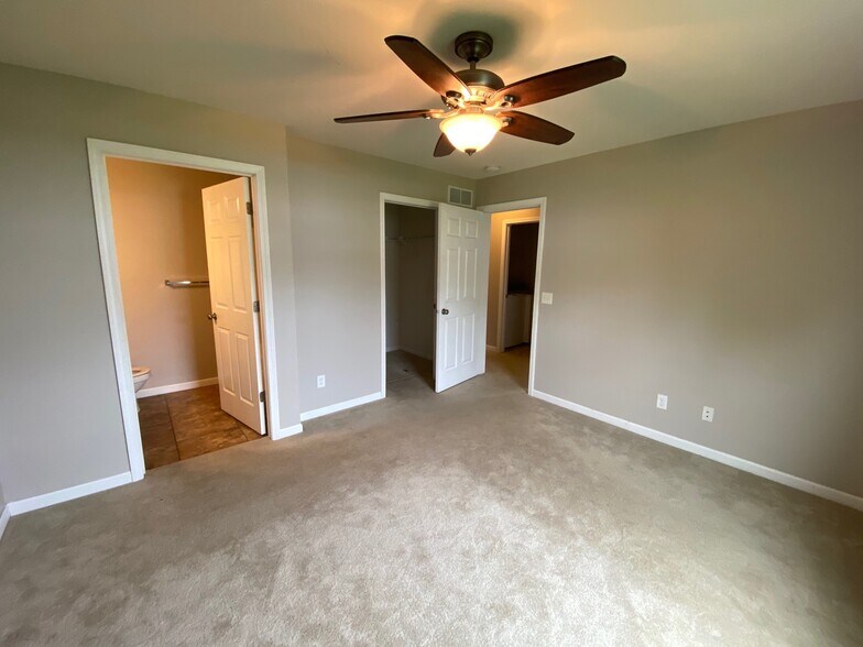 Building Photo - 1427 Springbrook Dr