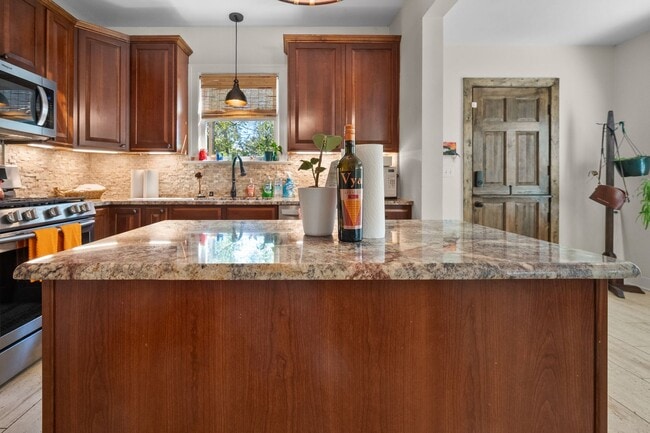 Building Photo - 4 Bed 2.5 Bath Home with a large backyard ...
